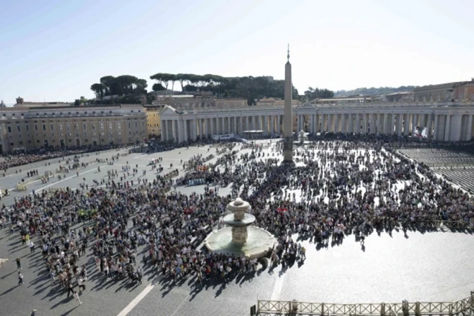 Fieles en la Plaza de San Pedro en el Vaticano para el rezo del Ángelus con el Papa Francisco el 1 de noviembre, día de Todos los Santos 04112024