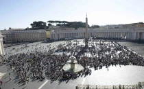 Fieles en la Plaza de San Pedro en el Vaticano para el rezo del Ángelus con el Papa Francisco el 1 de noviembre, día de Todos los Santos.