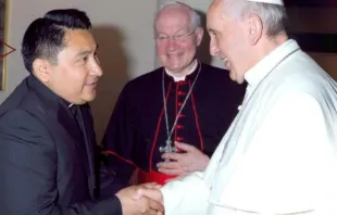El P. Luis Alfonso Tut Tún con el Papa Francisco. Crédito: Arquidiócesis de Yucatán