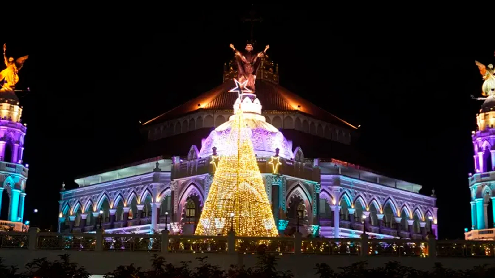 Más de 4.000 fieles asistieron a la celebración de la Misa de Navidad en la parroquia de San Jorge en el suburbio de Edappally, India.?w=200&h=150