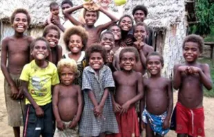 P. Antonio López junto con niños de la Repúblicad de Vanuatu. Foto: Web Hermanos del Sagrado Corazón 