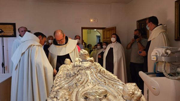 La revisión del sepulcro de plata de Santa Teresa de Jesús. Crédito: Orden del Carmelo