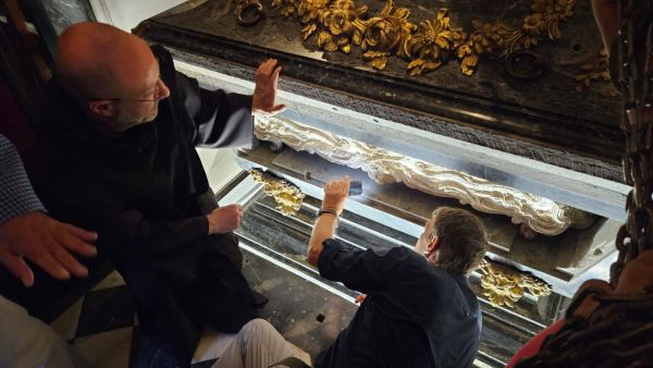 Apertura del primer sepulcro de Santa Teresa de Jesús. Crédito: Orden del Carmelo