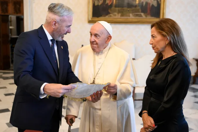 El presidente del Gobierno de Aragón (España), Caerlos Azcón y la alcaldesa de Zaragoza, Natalia Chueca, cumplimentan al Papa Francisco.