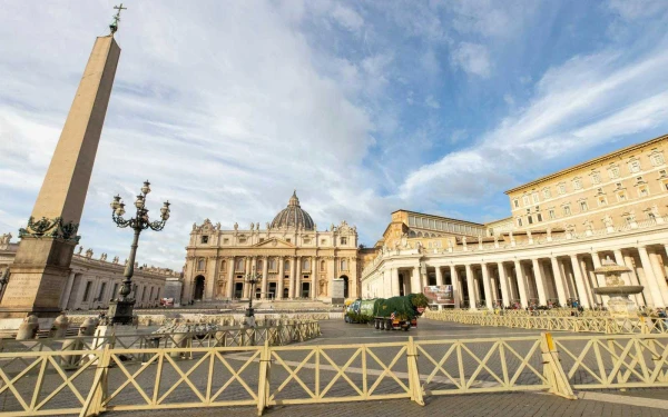 A pesar de la oposición a su retirada, el árbol de Navidad del Vaticano llegó según lo previsto a la Plaza de San Pedro a las 7:00 a.m. del 21 de noviembre de 2024, pero lo dejaron misteriosamente en la plataforma del camión mucho después del atardecer. Crédito: Daniel Ibañez / EWTN News.