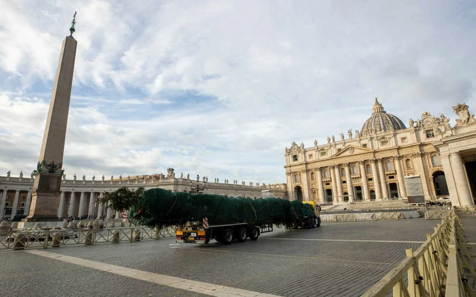 A pesar de una petición en línea publicada en change.org a mediados de octubre que obtuvo más de 53.000 firmas en protesta por la tala del árbol de hoja perenne que se usaría para el árbol de Navidad del Vaticano, el árbol llegó como estaba previsto a la Plaza de San Pedro a las 7:00 a. m. del 21 de noviembre de 2024.?w=200&h=150