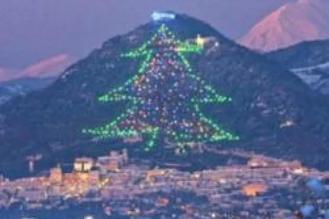 No olviden a Dios, pide el Papa al encender árbol de Navidad más grande del mundo