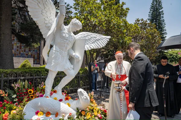 Bendición de imagen de San Miguel Arcángel. Crédito: Basílica de Guadalupe