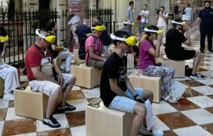 Visitantes disfrutan de la experiencia virtual 360º en la Catedral de Málaga (España). Crédito: Arti Splendore.