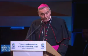 Mons. Arjan Dodaj, Arzobispo de Tiranë-Durrës (Albania) en la sesión final de los “Encuentros del Mediterráneo” en Marsella (Francia). Crédito: Captura de video / Vatican Media.