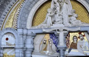 Mosaicos del P. Marko Rupnik, acusado de abusos sexuales, se exhiben en el Santuario de Lourdes, Francia. Crédito: Courtney Mares / CNA.