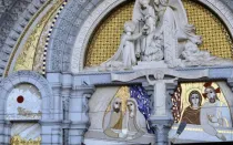 Mosaicos del P. Marko Rupnik, acusado de abusos sexuales, se exhiben en el Santuario de Lourdes, Francia.
