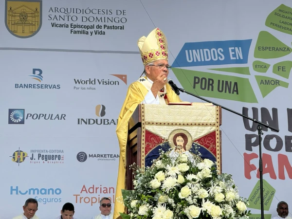 Mons. Francisco Ozoria Acosta, Arzobispo de Santo Domingo, quien presidió la Misa tras la tradicional caminata “Un Paso por mi Familia” 2024. Crédito: Arzobispado de Santo Domingo