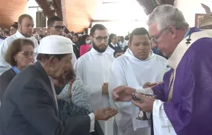 El Arzobispo de Londria le dio la Comunión a un jeque musulmán en la Misa de exequias del Cardenal Agnelo Crédito: Captura de video Youtube Arquidiocese de Londrina