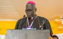 Mons. Philip Anyolo Subira,  Arzobispo de Nairobi (Kenia).