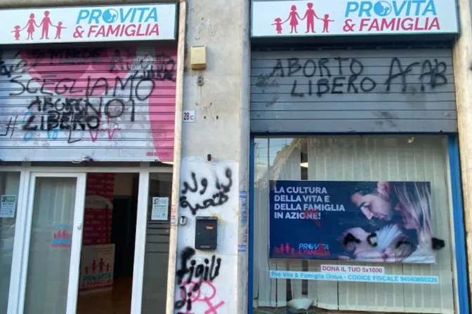 Imagen de la sede de la asociación ProVita & Famiglia tras el ataque del 25 de noviembre