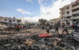 La Defensa Civil Palestina busca sobrevivientes luego de una incursión israelí en la ciudad de Rafah, al sur de la Franja de Gaza, el 17 de octubre de 2023. Crédito: Anas-Mohammed - Shutterstock