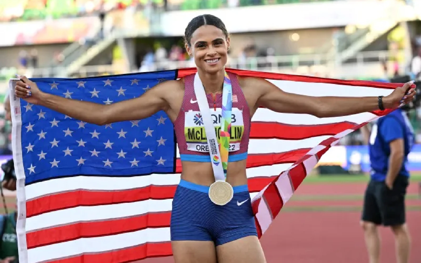 Sydney Mclaughlin-Levrone posa con su medalla después de ganar la final femenina de 400 metros con vallas y establecer un nuevo récord mundial durante el Campeonato Mundial de Atletismo en Hayward Field en Eugene, Oregon, el 22 de julio de 2022.?w=200&h=150