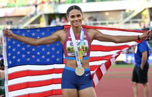 Sydney Mclaughlin-Levrone posa con su medalla después de ganar la final femenina de 400 metros con vallas y establecer un nuevo récord mundial durante el Campeonato Mundial de Atletismo en Hayward Field en Eugene, Oregon, el 22 de julio de 2022. Crédito: JEWEL SAMAD/AFP vía Getty Images