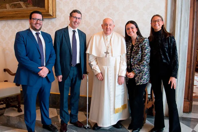 Imagen de la audiencia privada del Papa Francisco con miembros de Mundo Cristiano