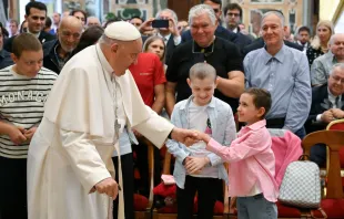 El Papa Francisco saluda a los niños presentes en la audiencia con el "Circolo San Pietro" en el Vaticano Crédito: Vatican Media