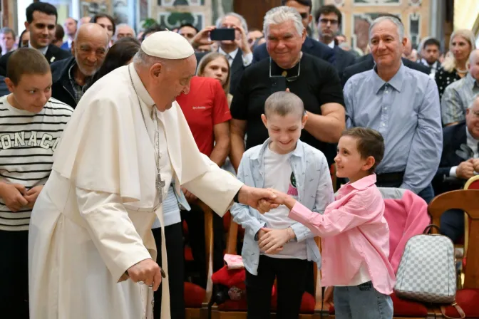 El Papa Francisco saluda a los niños presentes en la audiencia con el "Circolo San Pietro" en el Vaticano