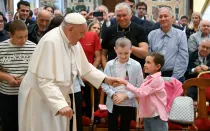 El Papa Francisco saluda a los niños presentes en la audiencia con el "Circolo San Pietro" en el Vaticano