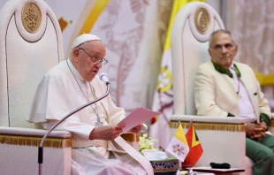 El Papa Francisco se dirige a las autoridades de Timor Oriental. Crédito: Daniel Ibáñez / EWTN News.