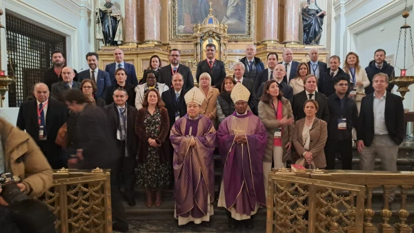 Mons. Bernadito Aúza y Mons. Joseph Embatia, junto a participantes en la VI Cumbre transatlántica de la Political Network for Values. Crédito: Nicolás de Cárdenas / ACI Prensa.