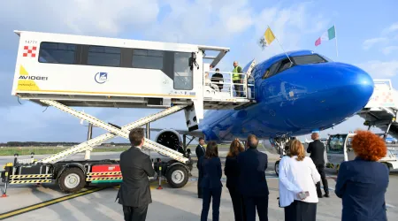 El Papa Francisco sube al avión en silla de ruedas por medio de un ascensor