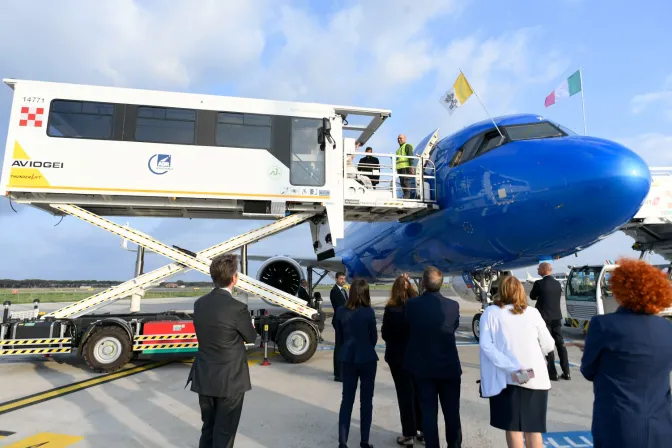 El Papa Francisco sube al avión en silla de ruedas por medio de un ascensor