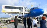 El Papa Francisco sube al avión en silla de ruedas por medio de un ascensor