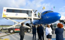 El Papa Francisco sube al avión en silla de ruedas por medio de un ascensor