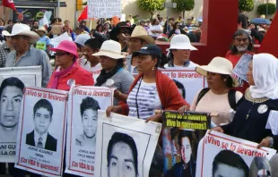 Marcha exigiendo justicia para los 43 desaparecidos de Ayotzinapa en 2015. Crédito: Wikipedia / PetrohsW (CC BY-SA 4.0).