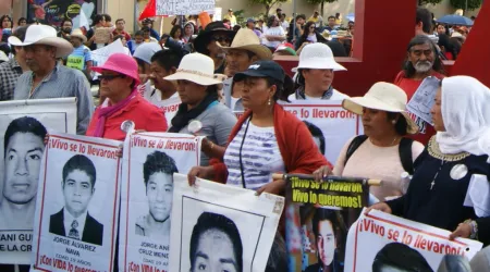Marcha exigiendo justicia para los 43 desaparecidos de Ayotzinapa en 2015