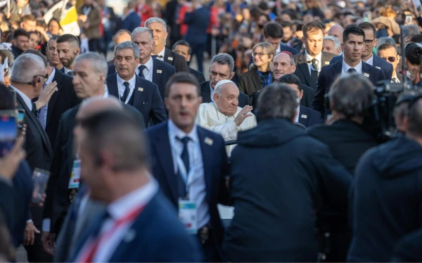 El Papa Francisco es visto entre multitudes en la isla de Córcega, el domingo 15 de diciembre de 2024. Crédito: Daniel Ibáñez / EWTN News.