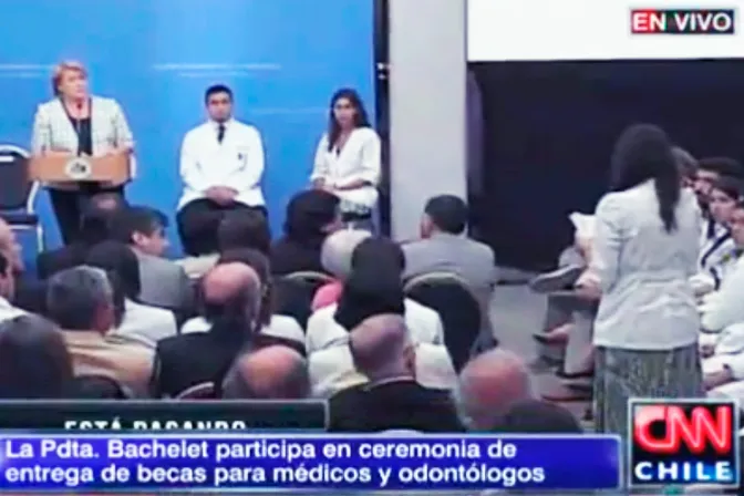 [VIDEO] Valiente joven interrumpe a Presidenta Bachelet y le pide defender a niños por nacer