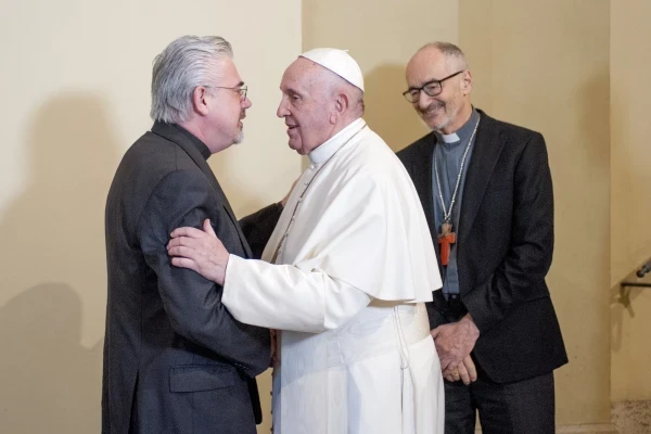 El Papa Francisco saluda al P. Fabio Baggio durante un encuentro con refugiados de Lesbos en el Palacio Apostólico el 19 de diciembre de 2019. Crédito: Vatican Pool/Getty Images