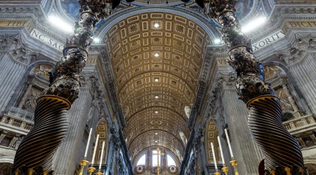 Imagen del baldaquino de Bernini en la Basílica de San Pedro del Vaticano