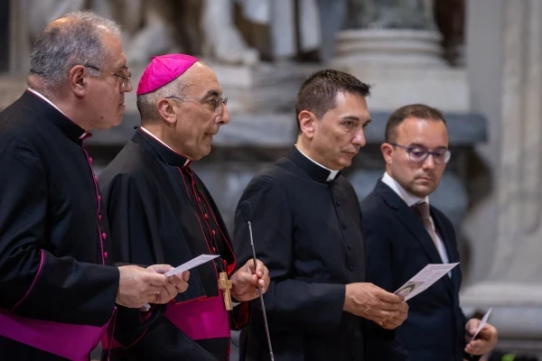 Mons. Baldassare Reina, preside la clausura de la fase diocesana de Chiara Corbella Petrillo en Roma, el 21 de junio de 2024. Crédito: Daniel Ibanez/EWTN News