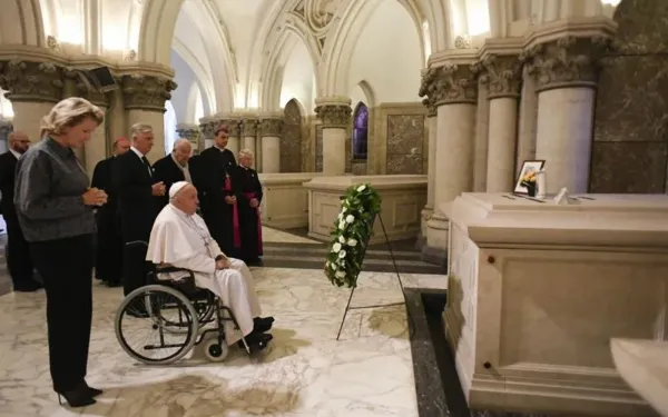 Pope Francis prays at the tomb of Belgian King Baudouin, who preferred to abdicate rather than sign an abortion law, on September 28, 2024. Credit: Vatican Media.