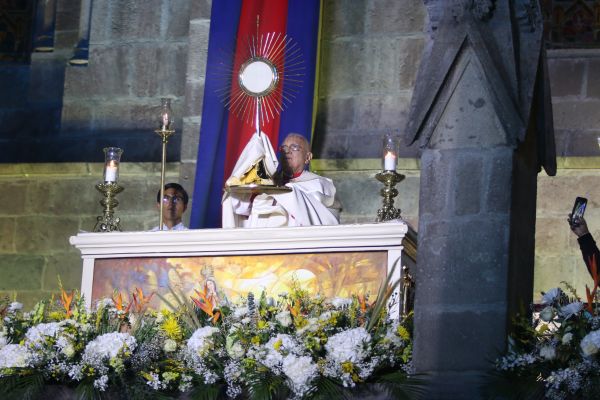 Cardinal Baltazar Porras, Pontifical Legate of the International Eucharistic Congress granting the final blessing with the Blessed Sacrament. Credit: Eduardo Berdejo – EWTN News