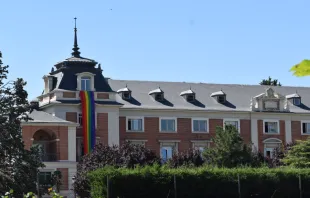 Una de las banderas LGBT colocadas en el Palacio de La Moncloa, sede del Gobierno de España en julio de 2022. Crédito: Nicolás de Cárdenas / ACI Prensa 