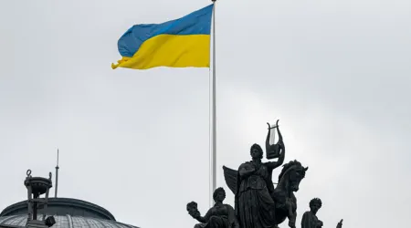 Bandera de Ucrania sobre un edificio 24082024