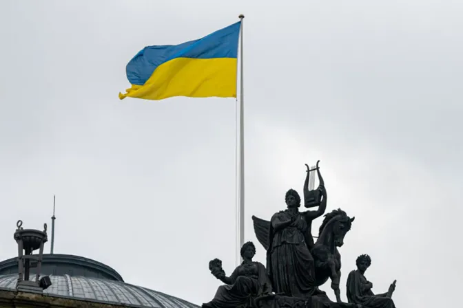 Bandera de Ucrania sobre un edificio 24082024