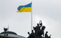 Bandera de Ucrania sobre un edificio.