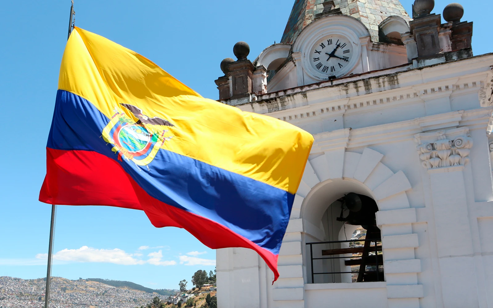 Bandera de Ecuador sobre la iglesia San Francisco, en Quito.?w=200&h=150