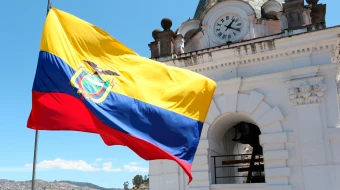 Bandera de Ecuador sobre la iglesia San Francisco, en Quito.