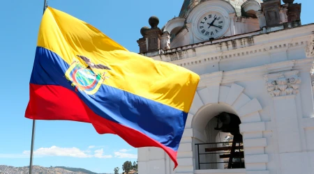 Bandera de Ecuador sobre la iglesia San Francisco, en Quito.