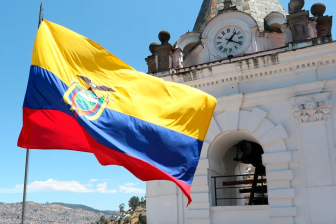 Bandera de Ecuador sobre la iglesia San Francisco, en Quito.